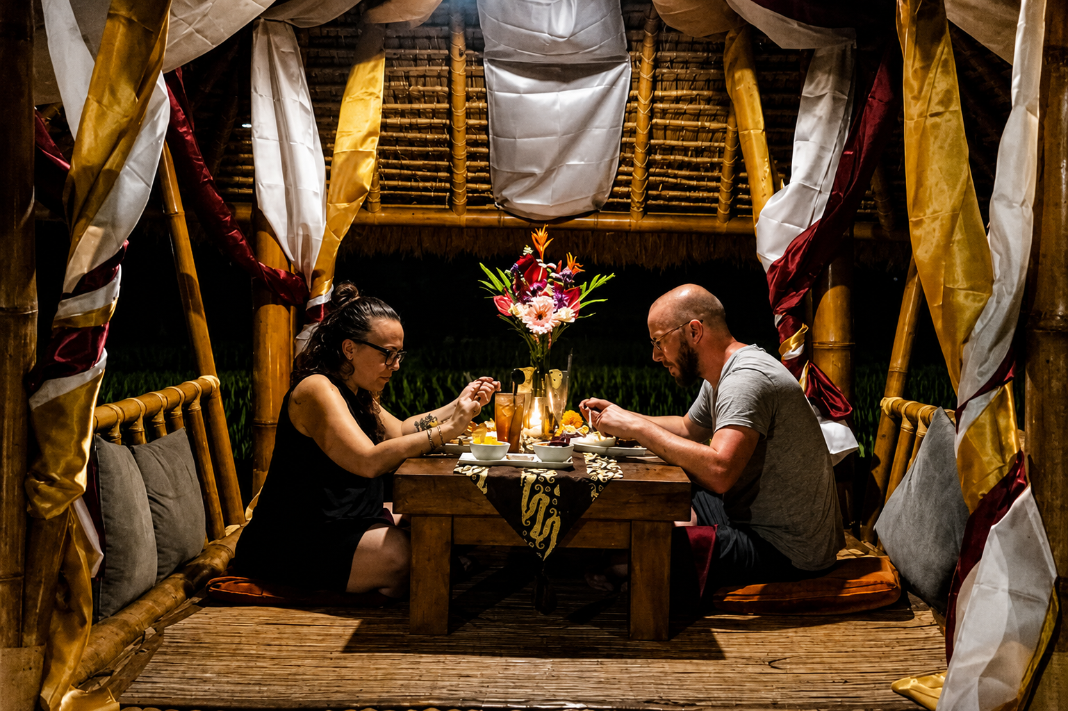 Romanitc-dining-honeymoon